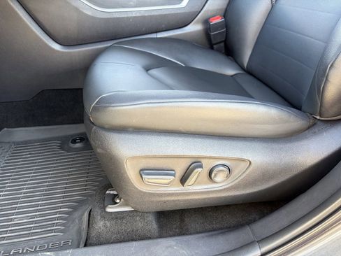 Used 2025 Toyota Highlander XLE FWD image 22