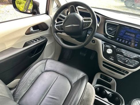 Used 2017 Chrysler Pacifica Touring-L FWD image 20