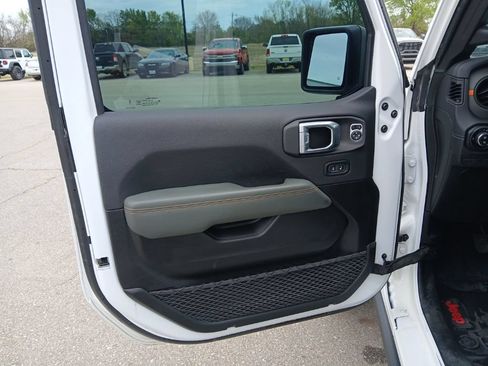 Used 2025 Jeep Gladiator Mojave w/ Convenience Group AWD/4WD image 27