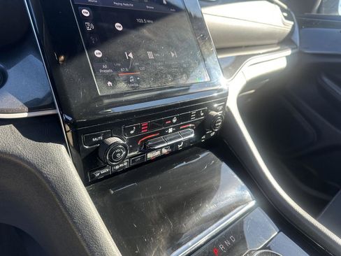 Used 2023 Jeep Grand Cherokee Laredo AWD/4WD image 31