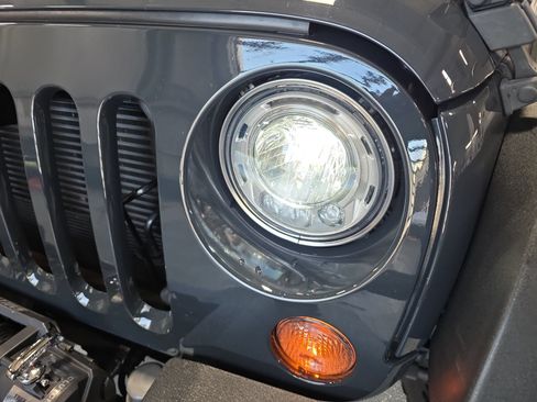 Used 2018 Jeep Wrangler Unlimited Rubicon w/ Connectivity Group AWD/4WD image 27