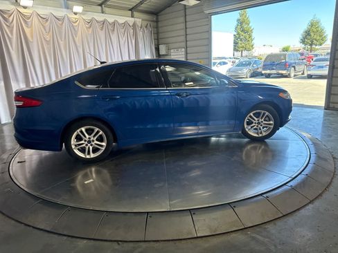 Used 2018 Ford Fusion SE w/ Fusion SE Technology Package FWD image 4