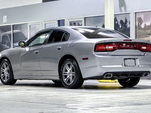 Used 2014 Dodge Charger SE image 3