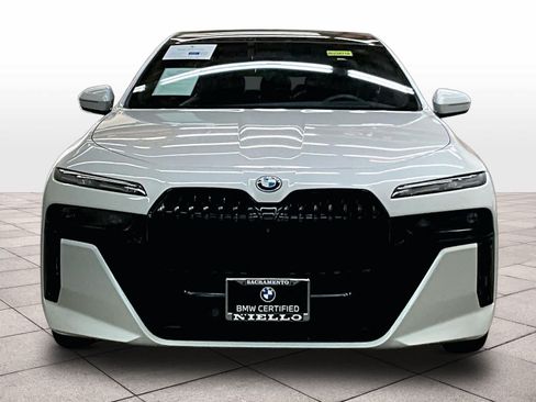 Used 2023 BMW i7 xDrive60 w/ Executive Package 2 AWD/4WD image 3