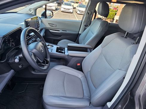 Used 2021 Toyota Sienna Limited image 21