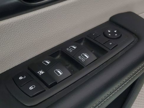 Used 2023 Chrysler Pacifica Touring-L FWD image 23