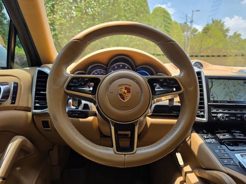 Used 2016 Porsche Cayenne AWD/4WD image 21
