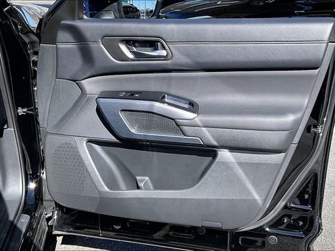 Used 2025 Nissan Pathfinder SL image 23