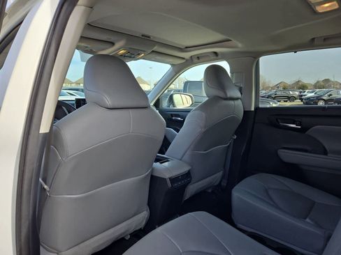Used 2021 Toyota Highlander XLE image 17