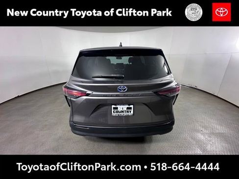 Used 2021 Toyota Sienna XLE FWD image 4
