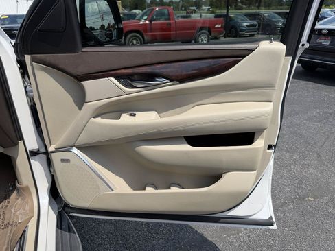 Used 2016 Cadillac Escalade ESV Luxury AWD/4WD image 28