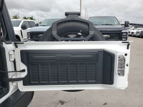 Used 2023 Jeep Wrangler Unlimited Sahara w/ Cold Weather Group image 16