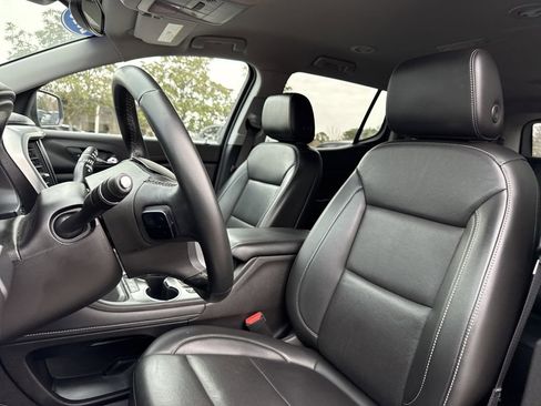 Used 2023 GMC Acadia SLT image 9