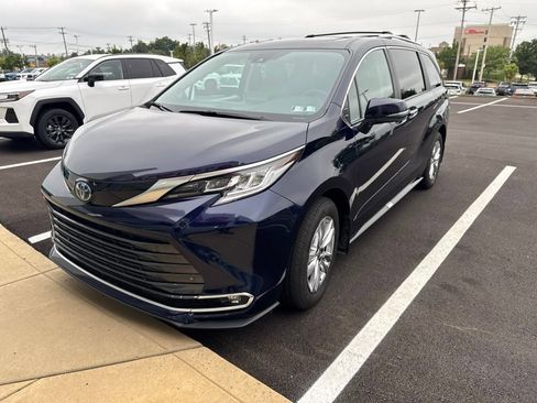Used 2024 Toyota Sienna Limited AWD/4WD image 2