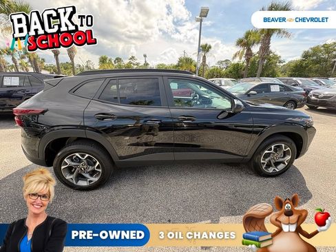 Used 2025 Chevrolet Trax LT FWD image 8