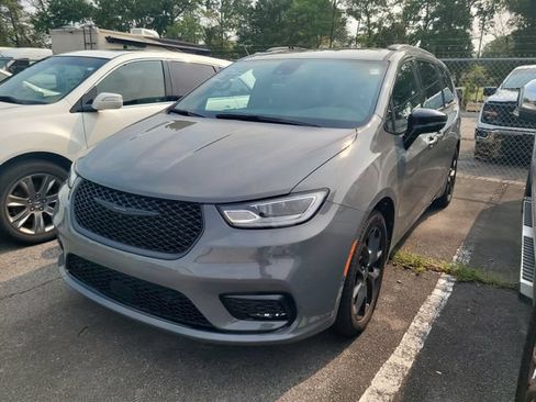 Used 2025 Chrysler Pacifica Limited FWD image 1