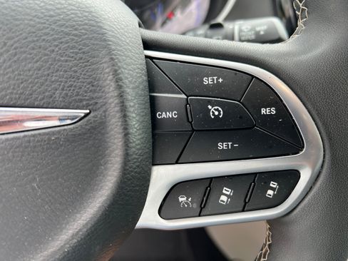 Certified 2024 Chrysler Pacifica Touring-L image 34