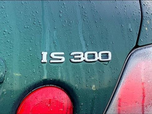 Used 2002 Lexus IS 300 SportCross image 9