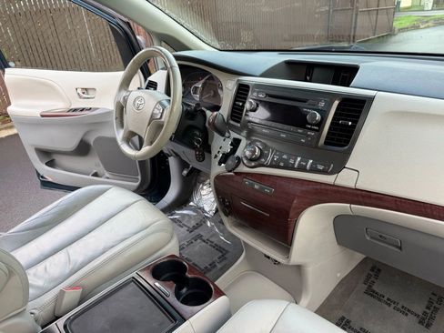 Used 2012 Toyota Sienna XLE image 17