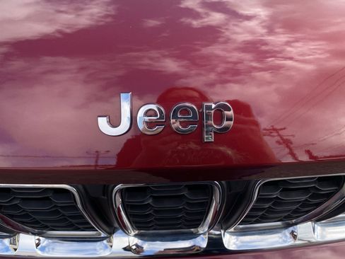 Used 2023 Jeep Grand Cherokee Laredo image 82