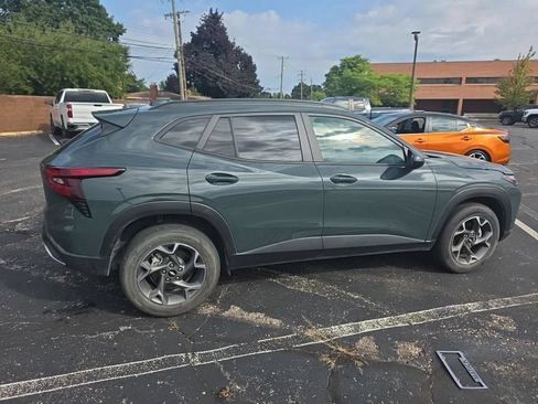 Used 2025 Chevrolet Trax LT w/ LT Convenience Package FWD image 2