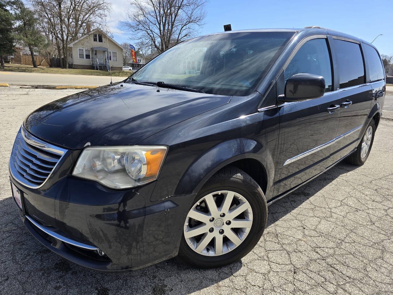 Used 2014 Chrysler Town & Country Touring FWD image 1