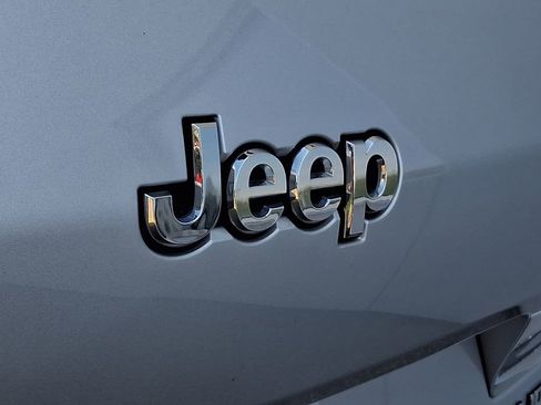 Used 2023 Jeep Grand Cherokee L Limited AWD/4WD image 31