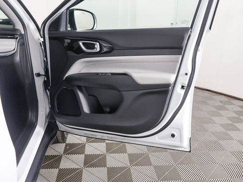 Used 2022 Jeep Compass Limited image 23