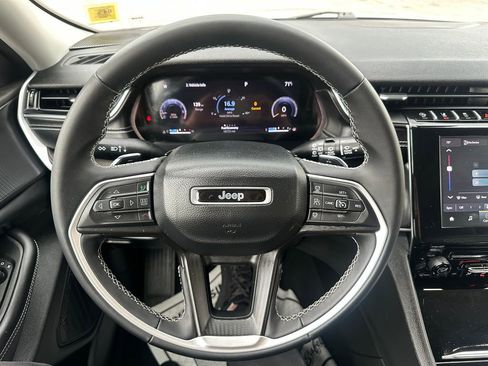 Used 2024 Jeep Grand Cherokee Laredo X image 2