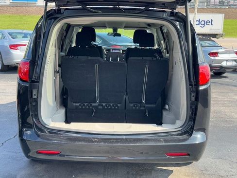 Used 2022 Chrysler Voyager LX FWD image 5
