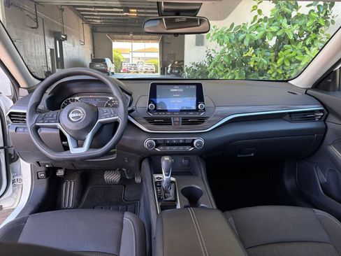 Used 2025 Nissan Altima 2.5 SV FWD image 34