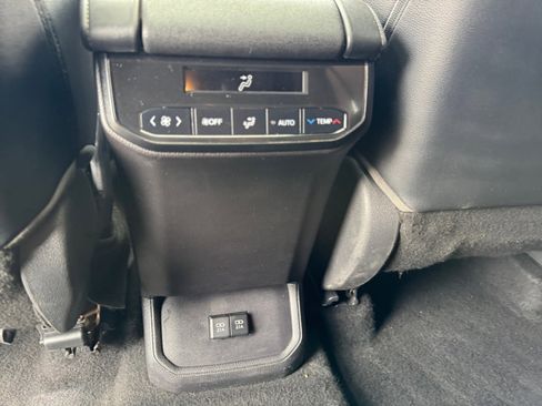 Used 2020 Toyota Highlander XLE image 25