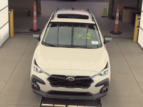 Used 2025 Subaru Crosstrek 2.0i Premium image 2