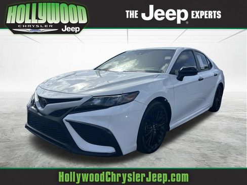 Used 2021 Toyota Camry SE AWD/4WD image 1