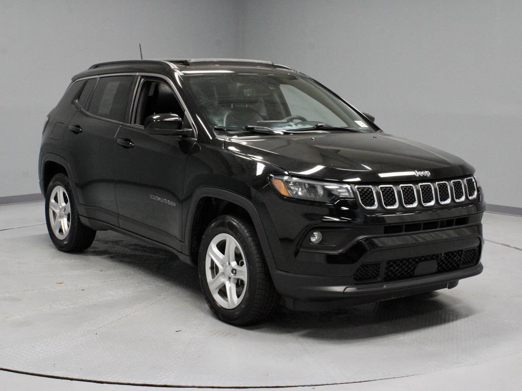 Used 2023 Jeep Compass Latitude w/ Sun and Sound Group AWD/4WD image 1