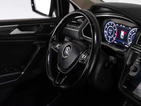 Used 2018 Volkswagen Tiguan SEL Premium image 16