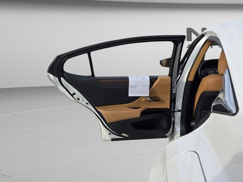 Used 2024 Lexus ES 350 w/ Luxury Package image 27