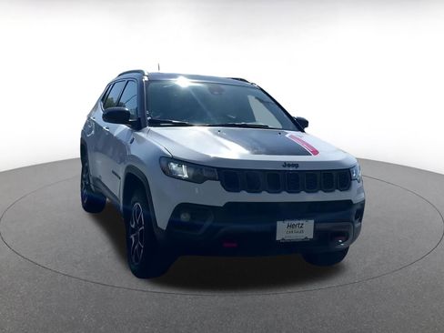 Used 2025 Jeep Compass Trailhawk image 3
