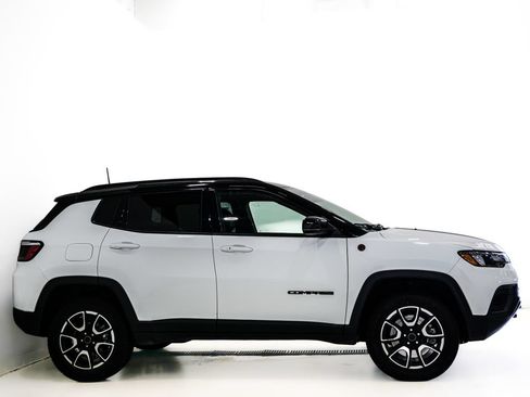 Used 2025 Jeep Compass Trailhawk AWD/4WD image 4