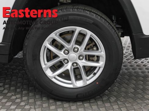 Used 2023 Jeep Grand Cherokee L Laredo image 34