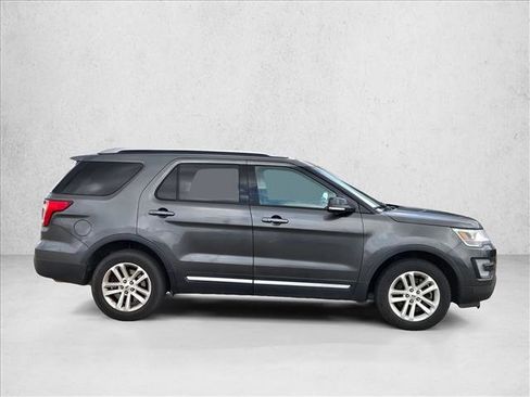 Used 2017 Ford Explorer XLT w/ Equipment Group 202A FWD image 4
