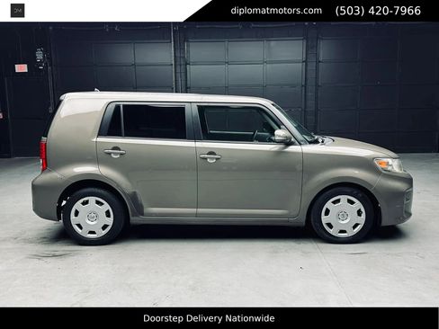 Used 2012 Scion xB FWD image 8