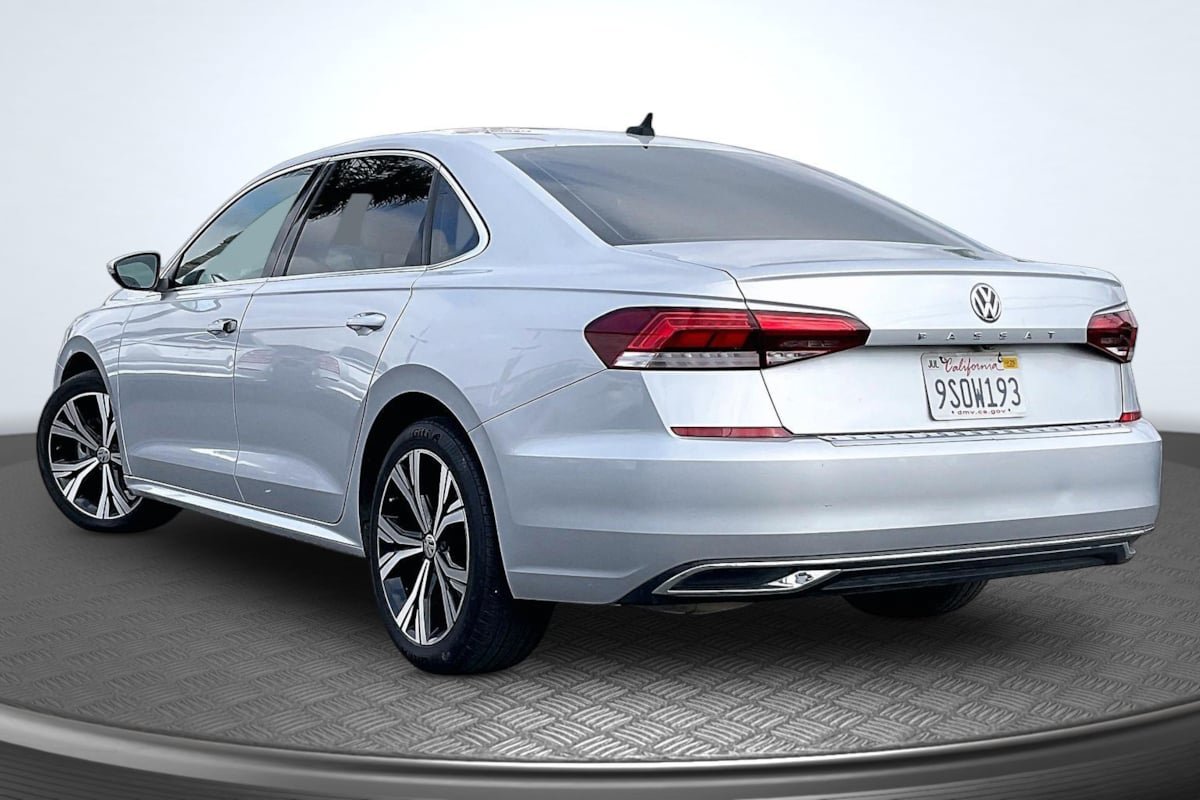 Used 2021 Volkswagen Passat 2.0T SE FWD image 2