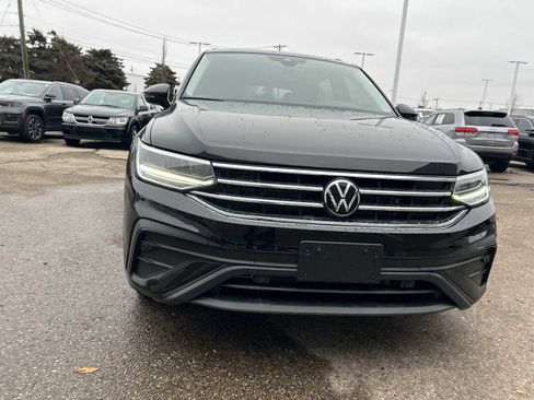Used 2024 Volkswagen Tiguan SE w/ Panoramic Sunroof Package image 3