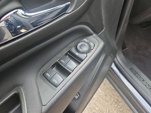 Used 2023 Chevrolet Equinox RS FWD image 11