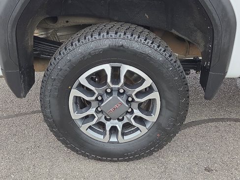 Used 2022 GMC Sierra 2500 AT4 w/ AT4 Preferred Package AWD/4WD image 7