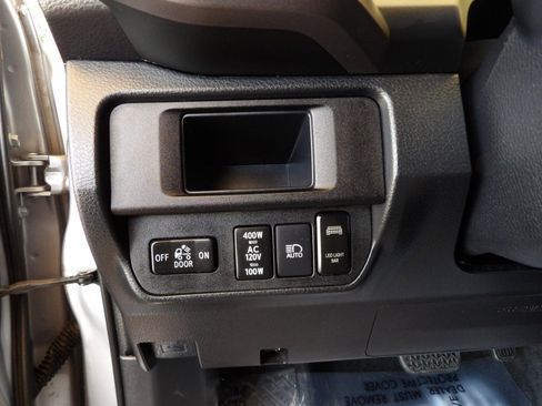 Used 2018 Toyota Tacoma TRD Off-Road image 27