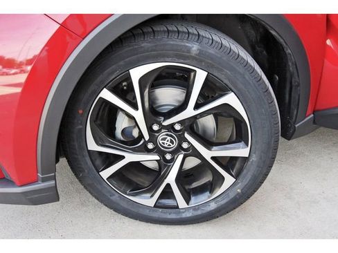 Used 2021 Toyota C-HR XLE FWD image 28