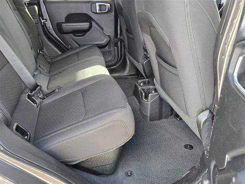 Used 2022 Jeep Gladiator Sport image 15