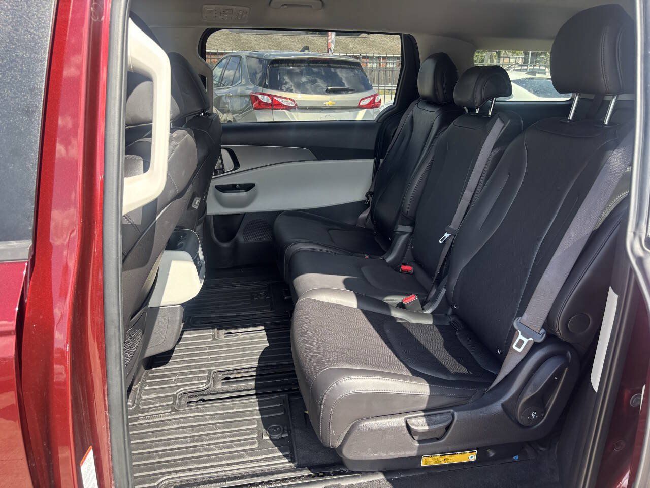 Used 2023 Kia Carnival LX FWD image 18